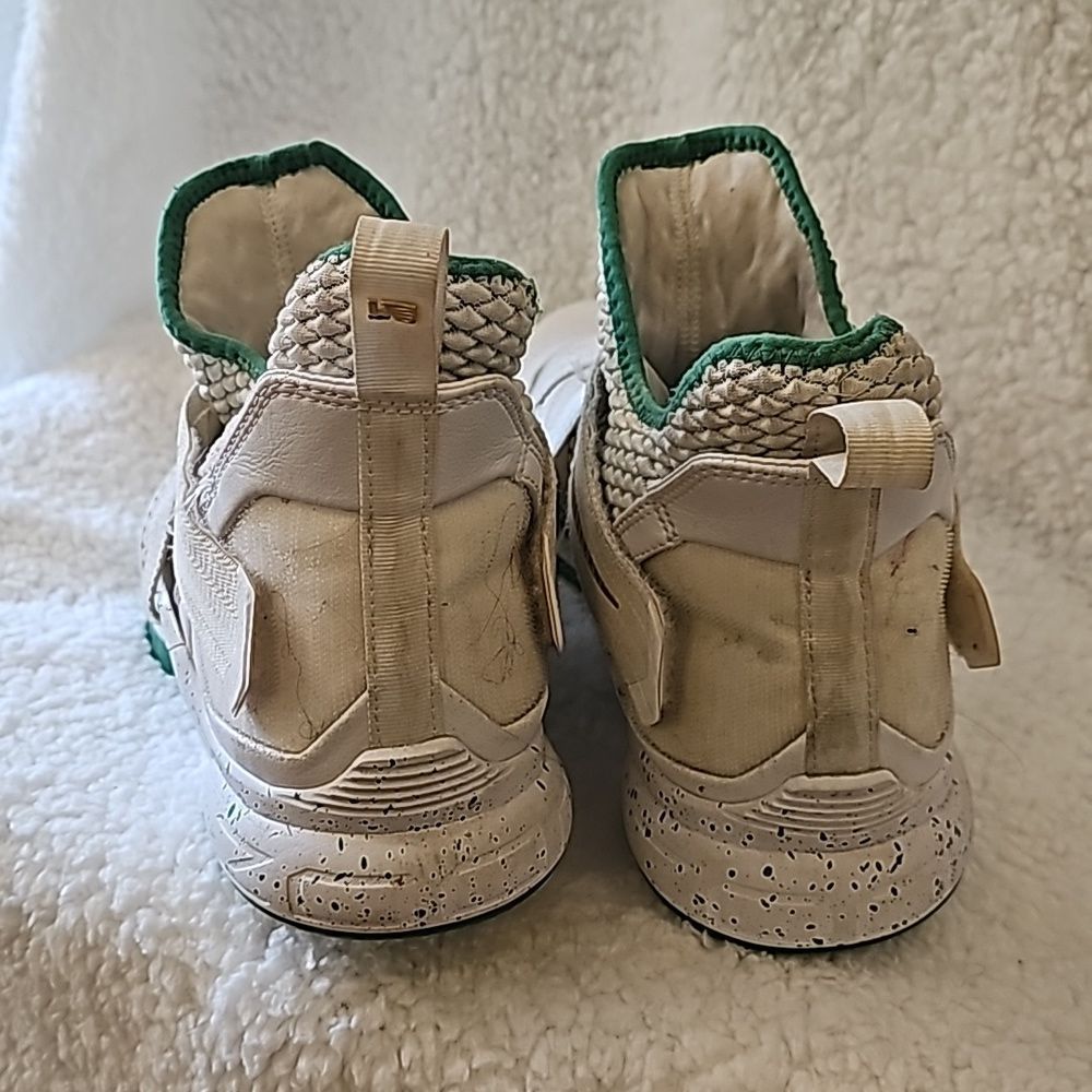 White and green nikes - Picture 4 of 8
